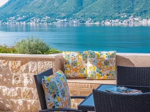 Izdavanje, kuća, 270m², Kotor, Crna Gora