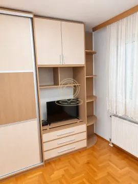 Dnevna soba sa ugradnim ormanom i televizorom. - image 13