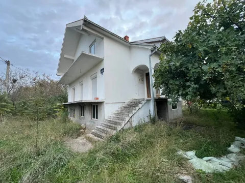 Dvospratna kuća sa vanjskim stepenicama i dvorištem zaraslim u travu. - image 5