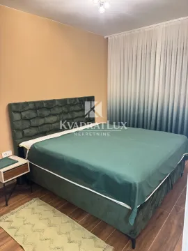 Namještena spavaća soba sa velikim bračnim krevetom i zavesama. - image 13