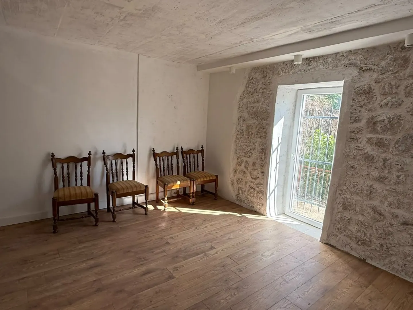 Izdavanje, četvorosoban stan, 150m², Sutorina, Herceg Novi