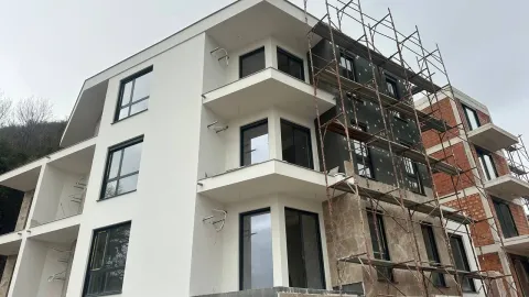 Spoljašnjost zgrade u izgradnji sa skelama. - image 5
