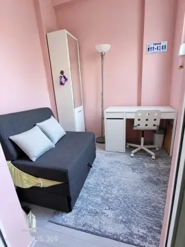 Manja soba sa krevetom na razvlačenje, radnim stolom i belim garderoberom. - image 6