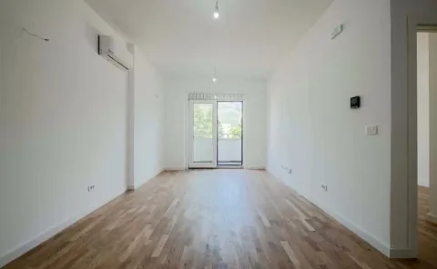 Prazna dnevna soba sa drvenim podom i klima uređajem. - image 4