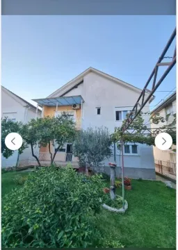 Fasada porodične kuće sa uređenim dvorištem i zelenilom. - image 11