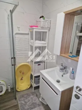 Kupatilo sa tuš kabinom, umivaonikom i policama za odlaganje. - image 5