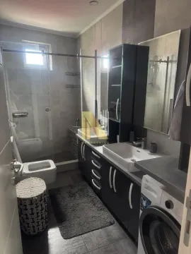 Moderno kupatilo sa tuš kabinom, umivaonikom i mašinom za veš. - image 12