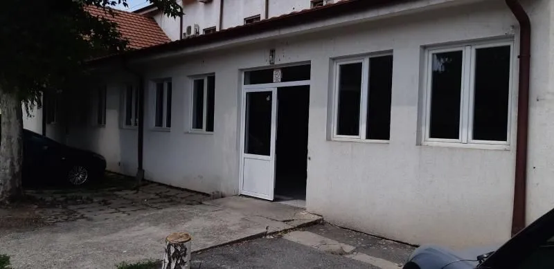 Izdavanje, poslovni prostor, 300m², Altina, Beograd