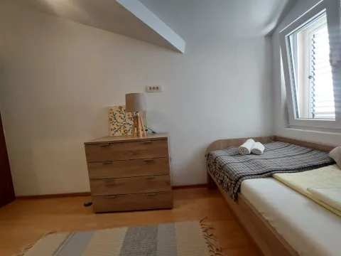 Izdavanje, dvosoban stan, 80m², Centar, Tivat - image 7