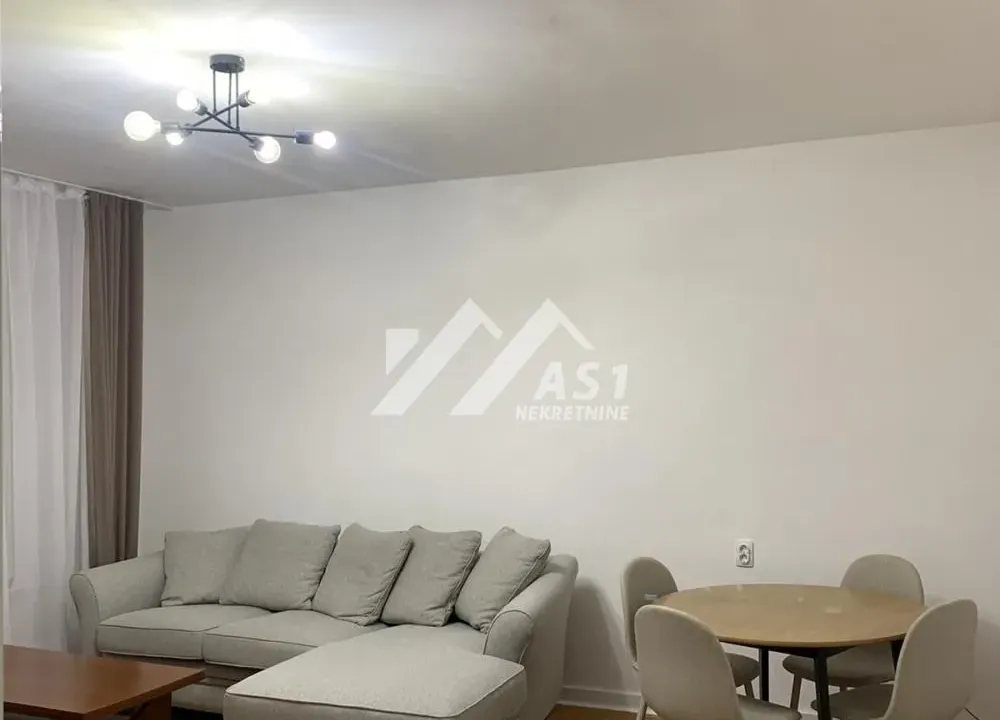 Izdavanje, trosoban stan, 84m², Centar, Novi Sad