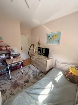 Dečja soba sa krevetom, radnim stolom i komodom sa televizorom. - image 11