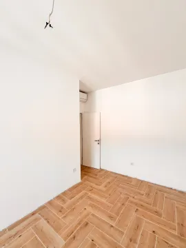 Prazna soba sa drvenim podom i bijelim zidovima. - image 8