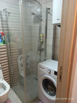Manje kupatilo sa tuš kabinom i veš mašinom. - image 8