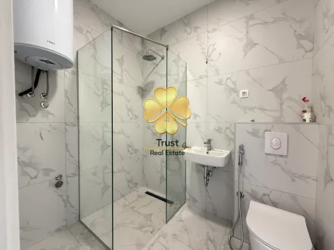 Moderne kupatilo sa tuš kabinom, umivaonikom, WC šoljom i bojlerom. - image 6