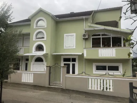 Izdavanje, četvorosoban stan, 130m², Kalimanj, Tivat - image 2