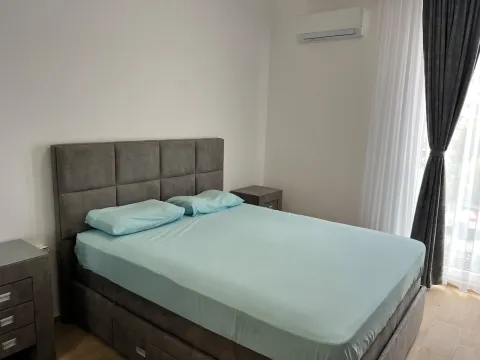 Moderna spavaća soba sa bračnim krevetom i klima uređajem. - image 8