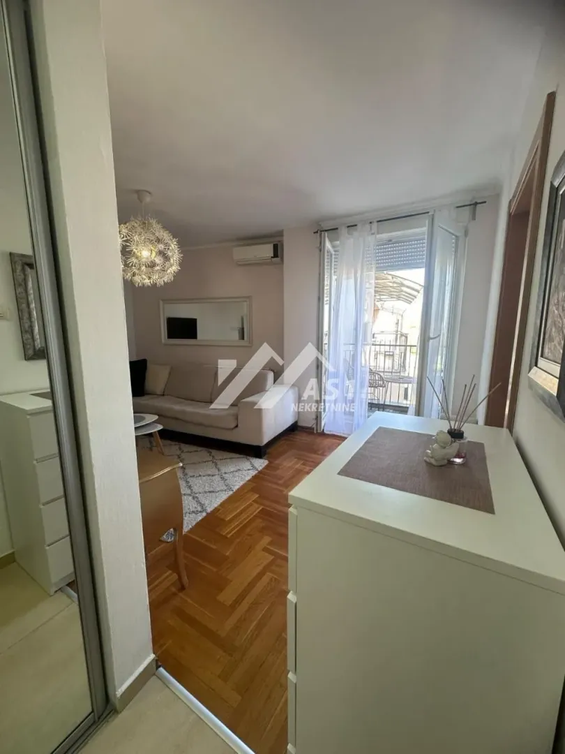 Izdavanje, dvosoban stan, 40m², Bulevar Oslobodjenja, Novi Sad Sve Podlokacije