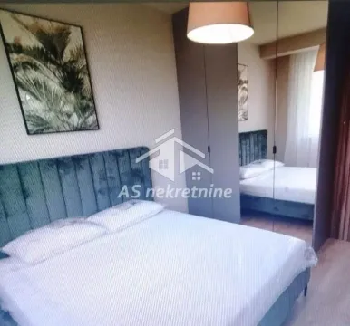 Spavaća soba sa bračnim krevetom i ugradnim ormanom sa ogledalom. - image 8