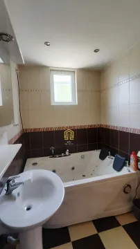 Kupatilo sa hidromasažnom kadom i umivaonikom. - image 14