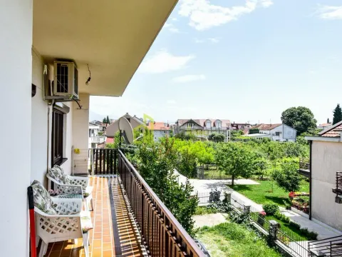 Sale, house, 370m², Tološi, Podgorica - image 10
