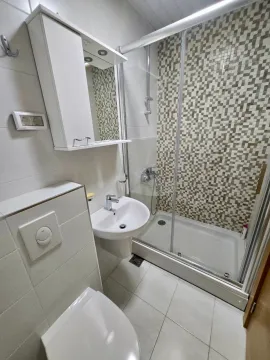 Kompaktno kupatilo sa tuš kabinom, umivaonikom i wc šoljom. - image 7