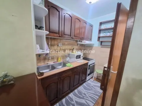 Manja kuhinja sa drvenim elementima i sudoperom. - image 9