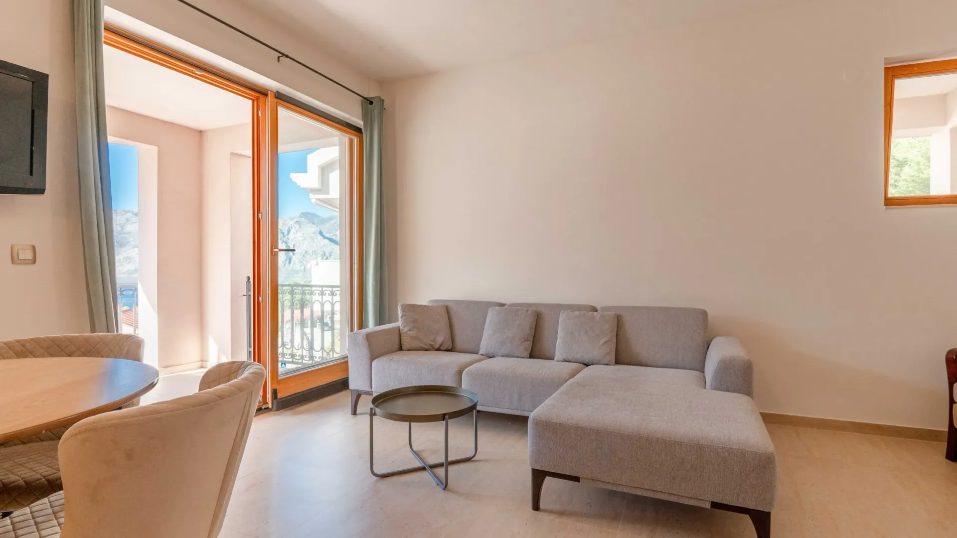 Prodaja, dvosoban stan, 106m², Dobrota, Kotor