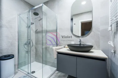 Moderne kupatilo sa tuš kabinom i umivaonikom. - image 14