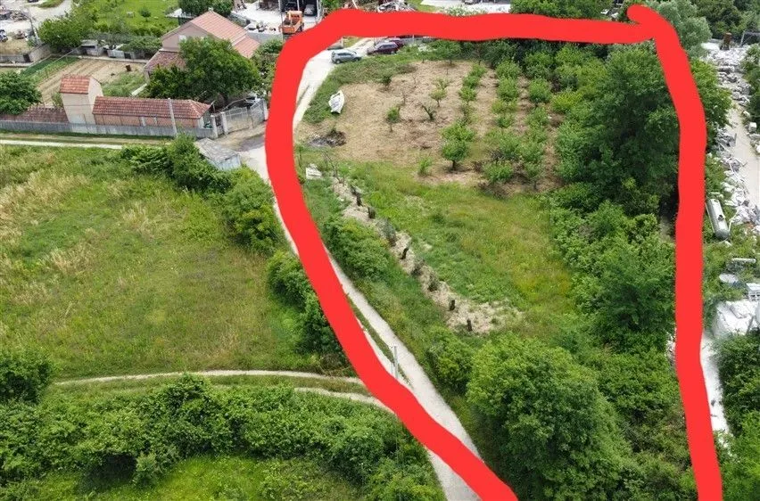 Vazdušni snimak placa sa označenim granicama crvenom bojom.
