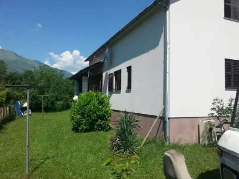 Spoljašnji izgled dvospratne kuće sa zelenim dvorištem i okruženjem. - image 2