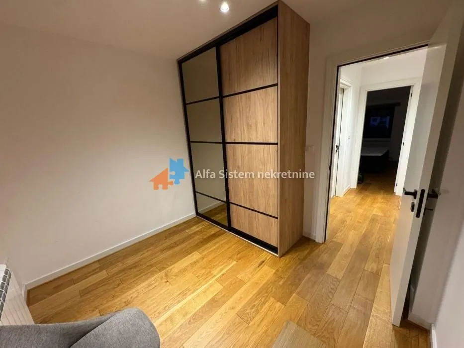 Izdavanje, trosoban stan, 65m², Kalenić Pijaca, Vračar Sve Podlokacije