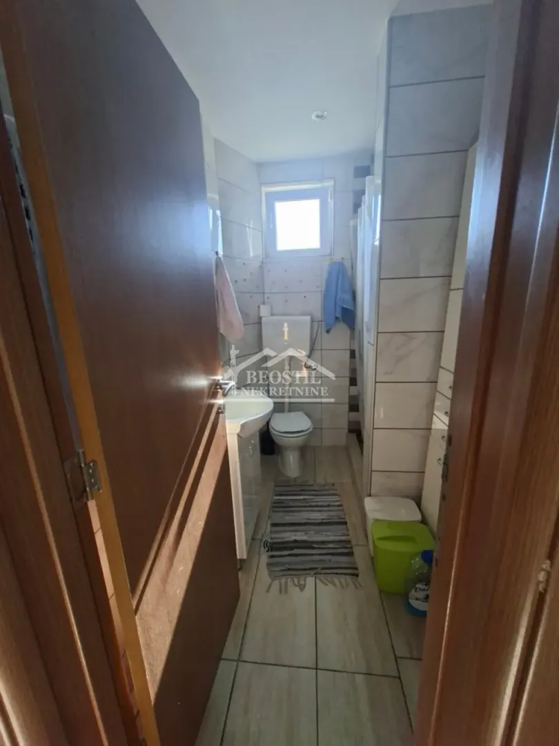 Pogled na kupatilo sa sanitarijama i pločicama.