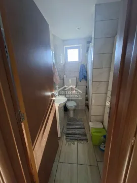 Pogled na kupatilo sa sanitarijama i pločicama. - image 9
