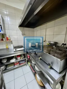 Komercijalna kuhinja sa inox radnim površinama i opremom za pripremu hrane. - image 9