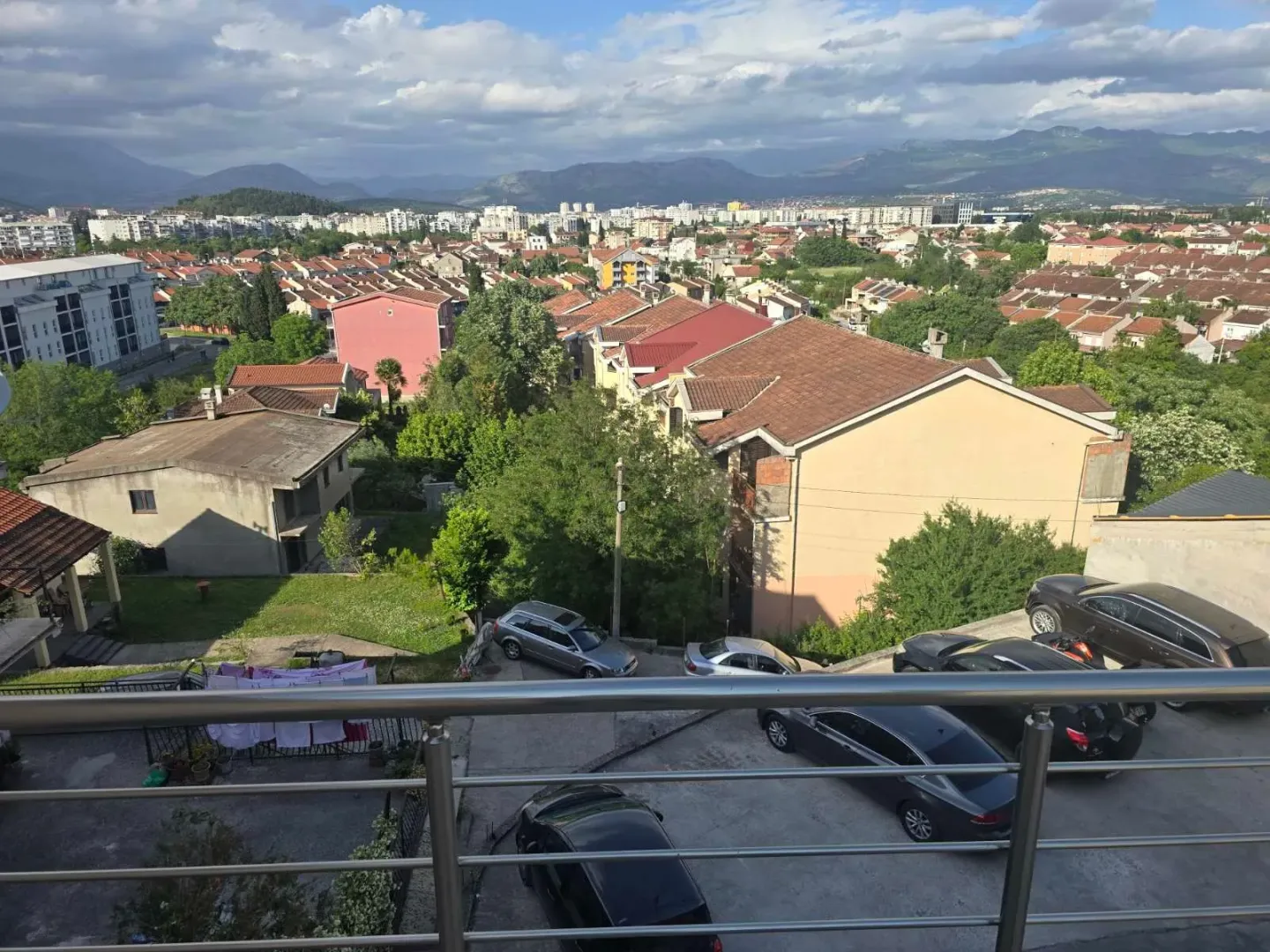 Pogled sa terase na naselje i okolne planine.