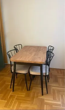 Trpezarijski sto sa četiri stolice u svijetloj prostoriji sa parketom. - image 3