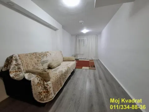 Dnevna soba sa kaučem i laminatnim podom. - image 5