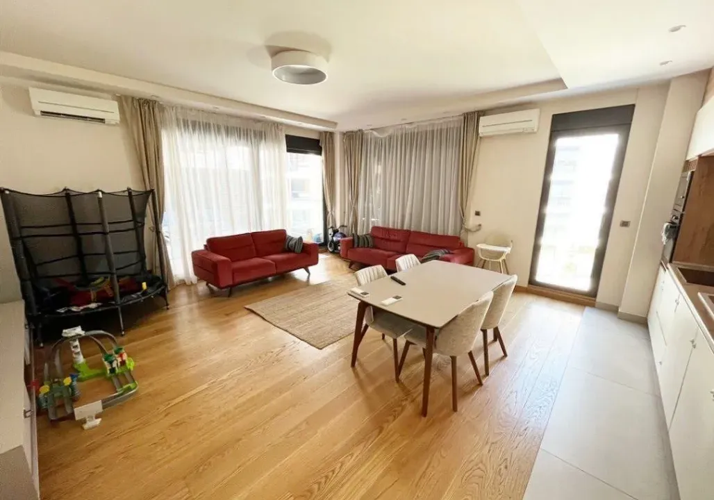 Izdavanje, dvosoban stan, 95m², Podgorica, Crna Gora