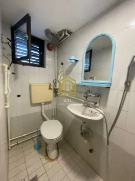 Starije kupatilo sa sanitarijama i otvorenim prozorom. - image 11