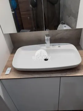 Detalj kupatila sa umivaonikom i ogledalom. - image 3