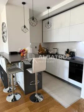 Moderna kuhinja sa šankom i bijelim elementima. - image 7