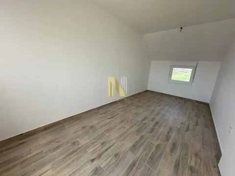 Prazna soba sa laminatom i belim zidovima u potkrovlju. - image 7