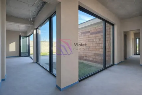 Nezavršen prostor sa velikim prozorima i pogledom na dvorište. - image 13
