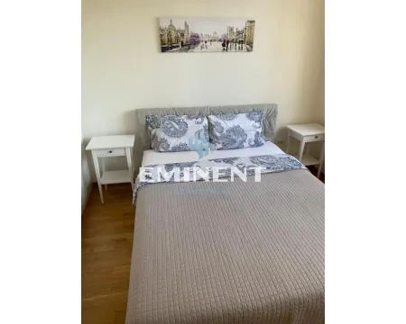 Nameštena spavaća soba sa bračnim krevetom i dva noćna stočića. - image 4