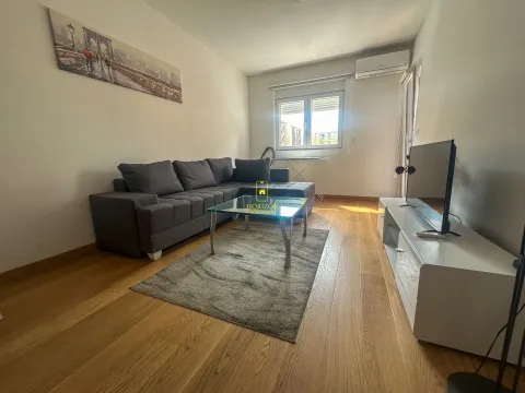 Dnevni boravak sa garniturom, stočićem i televizorem. - image 2