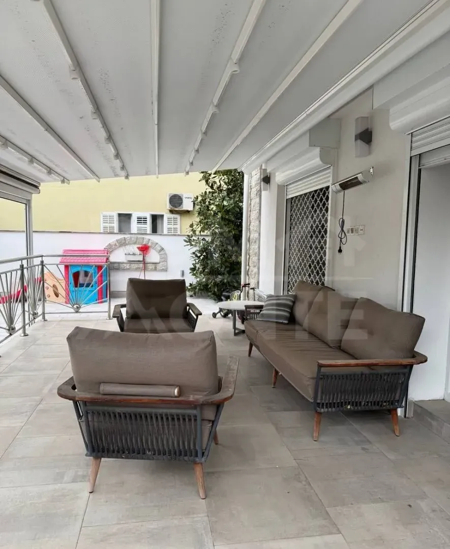 Izdavanje, dvosoban stan, 75m², Centar, Tivat