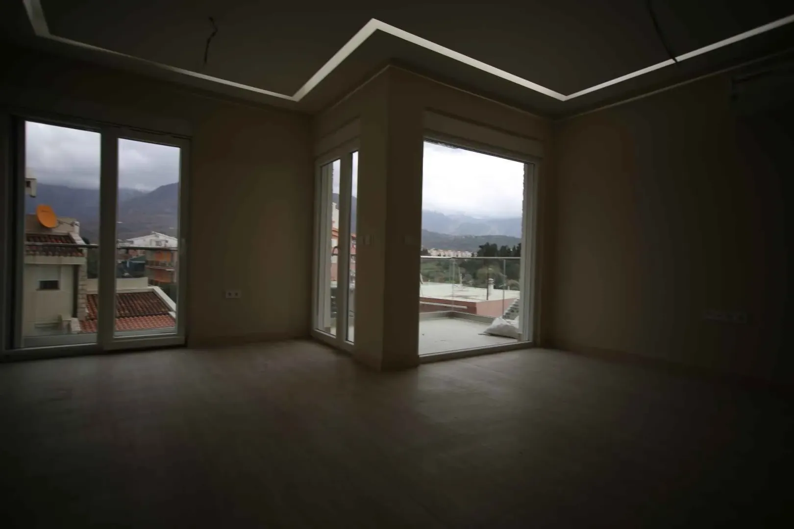 Prazna soba sa izlazom na balkon.