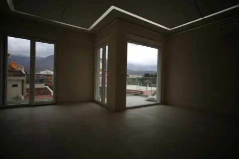Prazna soba sa izlazom na balkon. - image 5