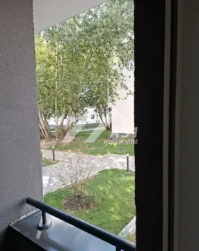 Pogled sa terase na zelenu površinu i drveće u dvorištu zgrade. - image 10