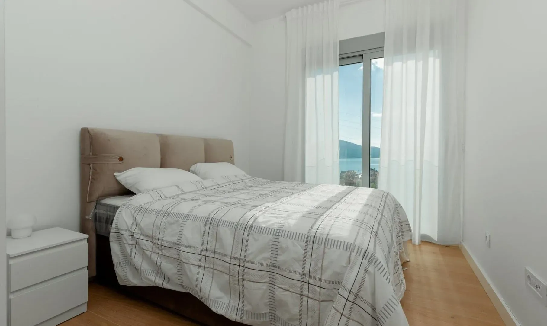 Izdavanje, četvorosoban stan, 273m², Marići, Tivat